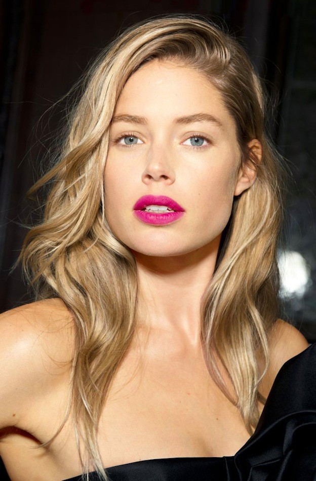 le fashion blog beauty inspiration bright fuchsia pink lips matte lipstick model doutzen kroes blonde hair backstage