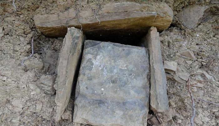 Νεαροί εντόπισαν ασύλητο τάφο με κοσμήματα στο Σκαμνέλι Ζαγορίου