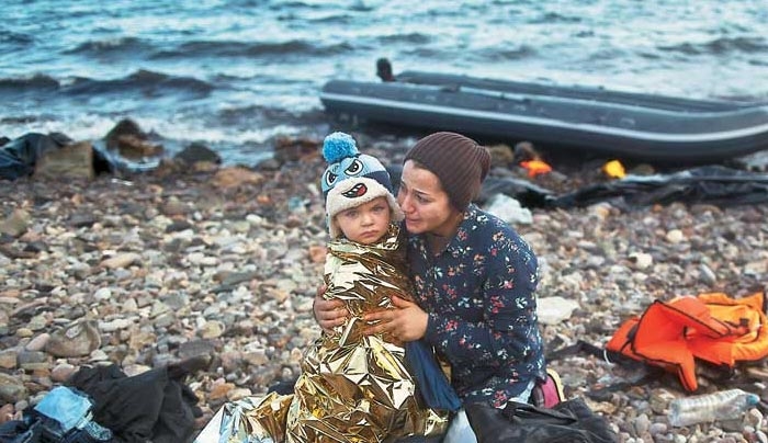Προσφυγικό «τσουνάμι» στις ακτές της Λέσβου