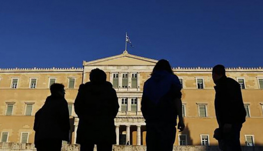 ΙΟΒΕ: Το 57% των Ελλήνων μετά βίας τα βγάζει πέρα