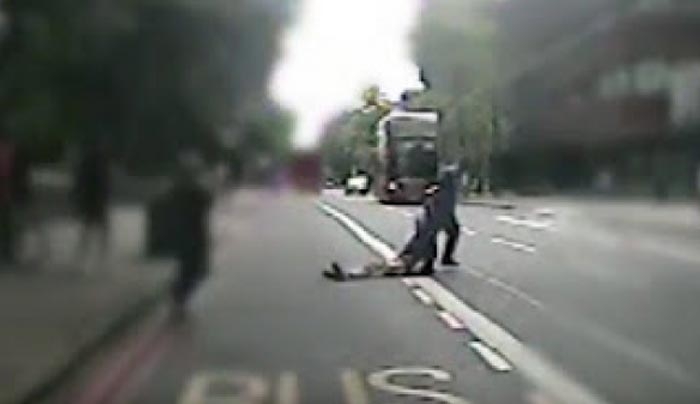 Τον χτύπησε, τον έσυρε στο δρόμο και τον εγκατέλειψε μπροστά από ένα λεωφορείο - ΒΙΝΤΕΟ
