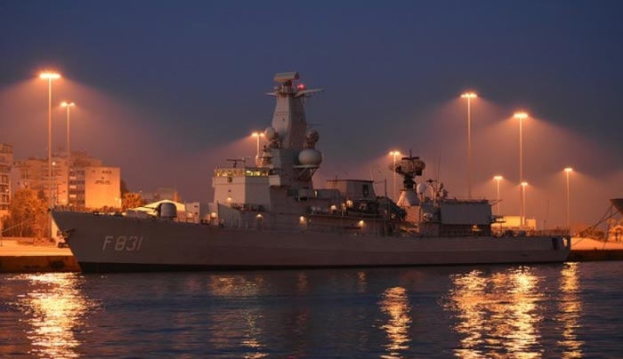 Η ναυαρχίδα της δύναμης του ΝΑΤΟ στον Πειραιά - Εντυπωσιακό ΒΙΝΤΕΟ