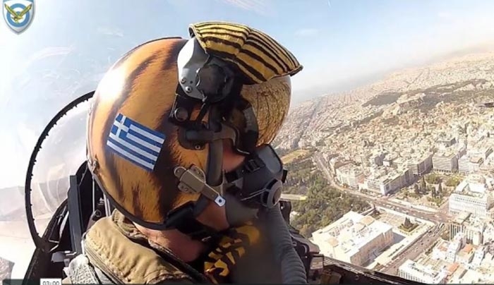 Η διέλευση των μαχητικών πάνω από την Ακρόπολη - Δείτε το βίντεο μέσα από το F16