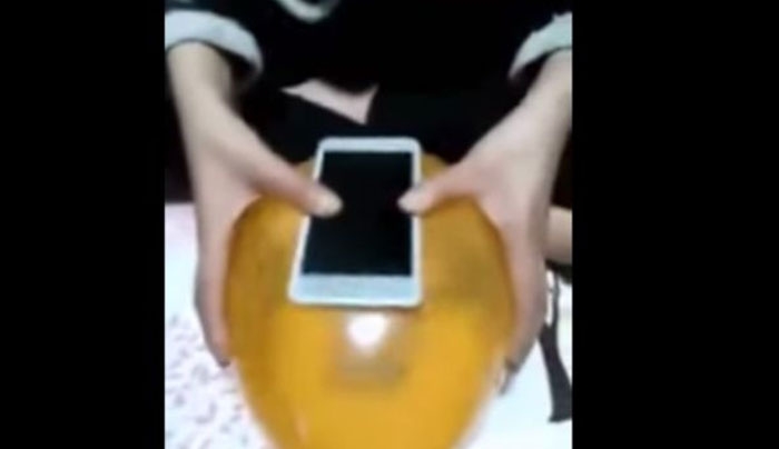 Τέλειο! Φτιάξτε θήκη από... μπαλόνι για τo κινητό σας σε 10 δευτερόλεπτα (Βίντεο)
