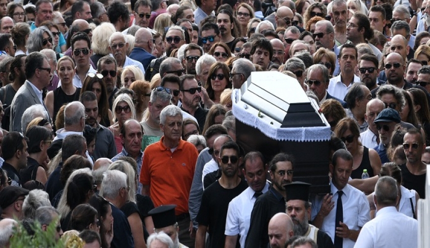 «Θα μου λείψεις, σε αγαπάω Λάρι» – Σε κλίμα οδύνης η κηδεία του Λαυρέντη Μαχαιρίτσα
