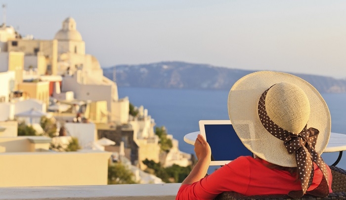 M.Βρετανία: Οι ασφαλιστικές εταιρίες διπλασίασαν τα μετρητά για τους τουρίστες στην Ελλάδα