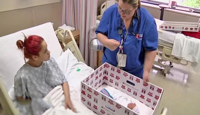 Η νοσοκόμα έβαλε το νεογέννητο μέσα σε ένα κουτί από χαρτόνι δίπλα στη μαμά του. Μόλις όμως το άγγιξε, κατάλαβε…
