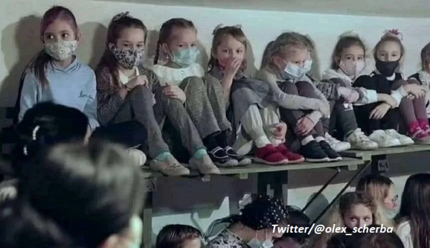 Πόλεμος: Σφίξιμο στο στομάχι προκαλούν εικόνες με παιδιά να περιμένουν να τελειώσουν οι βομβαρδισμοί, τραγουδούν τον εθνικό ύμνο (βίντεο)
