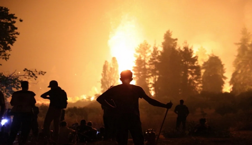 Φωτιά στην Εύβοια: Συνεχίζεται η «μάχη» στις Καματριάδες - Ανθρώπινη «αλυσίδα» από πυροσβέστες, εθελοντές και κατοίκους