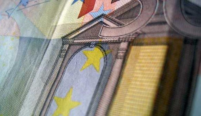 Στο στόχαστρο των δανειστών ο κατώτατος μισθός των 586 ευρώ