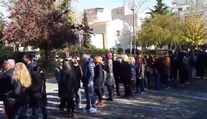 Χαμός στην Ακρόπολη! Ατελείωτες οι ουρές από τουρίστες για μία βόλτα στον Ιερό Βράχο (Βίντεο)