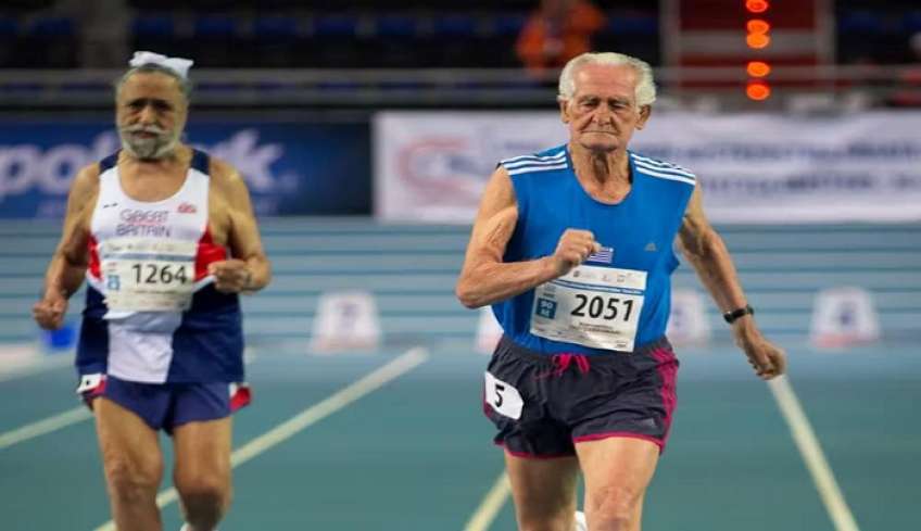 Σάρωσε ο 94χρονος Κώστας Χατζηεμμανουήλ με 4 μετάλλια στο Παγκόσμιο Κλειστού Στίβου στην Πολωνία
