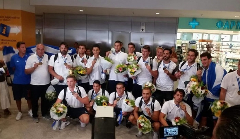 Επέστρεψαν στην Ελλάδα οι Παγκόσμιοι Πρωταθλητές -Αποθέωση στο αεροδρόμιο για την Εθνική Εφήβων πόλο [βίντεο]