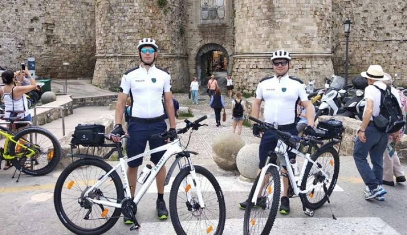 Αστυνομικοί με ποδήλατα ανέλαβαν δράση στην πόλη της Ρόδου