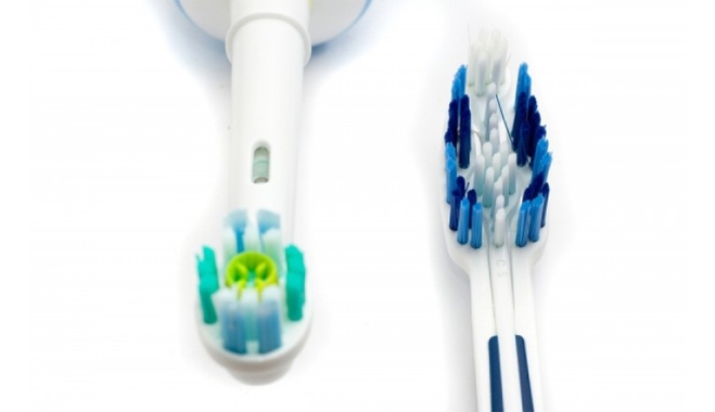 Κλασική VS ηλεκτρική οδοντόβουρτσα: Τι πρέπει να γνωρίζετε πριν αποφασίσετε