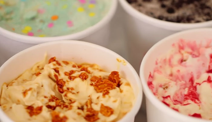 Φτιάξτε χειροποίητο παγωτό με 2 υλικά σε 5 λεπτά χωρίς παγωτομηχανή! (Βίντεο)