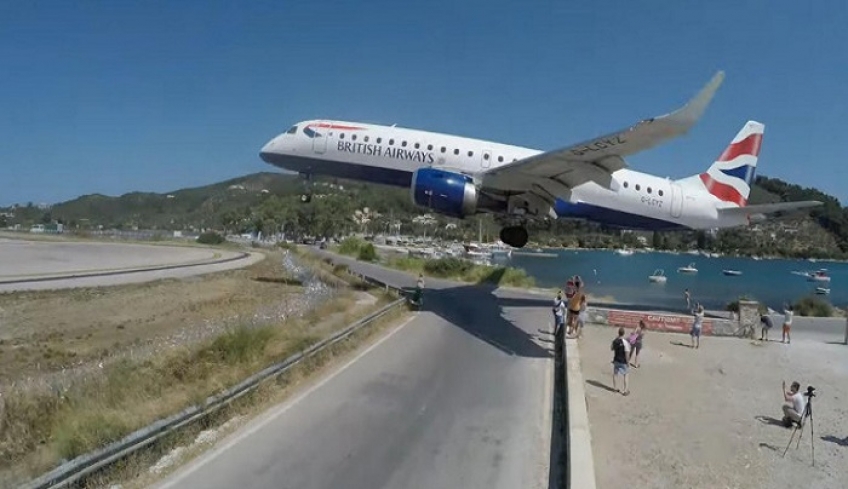 Βίντεο που κόβει την ανάσα: Αεροπλάνα περνούν «ξυστά» πάνω από τουρίστες στη Σκιάθο