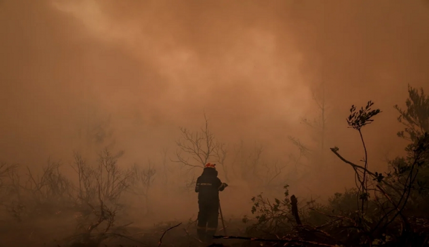 Φωτιά στην Εύβοια: Δραματικές εκκλήσεις των πυροσβεστών για ενισχύσεις, «θα μας καεί η Γαλατσώνα...» (βίντεο)
