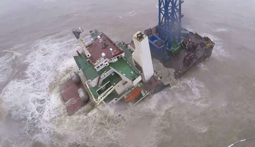 Χόνγκ Κονγκ: Πλοίο χτυπήθηκε από τροπική καταιγίδα, έσπασε στα δύο και βυθίστηκε -Δεκάδες αγνοούμενοι [βίντεο]