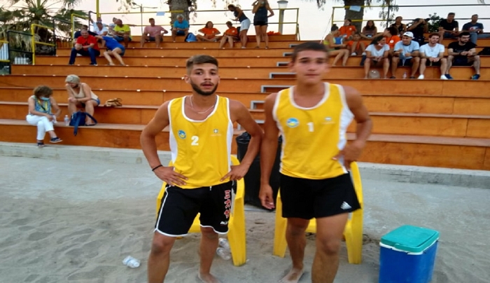 Πρωταθλητές Ελλάδας στο U17 του beach volley ο Ροδίτης Δημήτρης Καλιόζης και ο Κώος Σάββας Κυπριώτης.