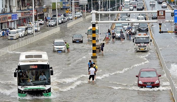 Φονικές πλημμύρες στην Κίνα - 100 αλιγάτορες δραπεύτευσαν και κολυμπούν στους δρόμους - ΒΙΝΤΕΟ