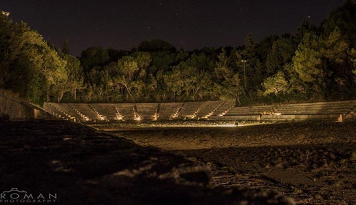 Εντυπωσιάζει ο φωτισμός στο Αρχαίο Στάδιο ενόψει της μεγάλης συναυλίας του Γιώργου Νταλάρα και της Μαρίας Φαραντούρη