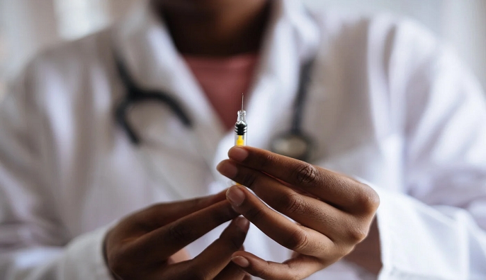 Ανατροπή με το εμβόλιο της Astrazeneca: Νέες αποκαλύψεις για τον νεκρό εθελοντή