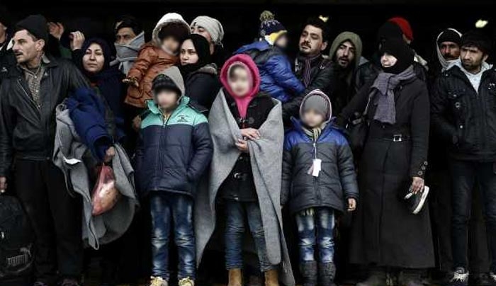 Σε βενζινάδικο περιμένουν 2.000 πρόσφυγες να περάσουν τα σύνορα των Σκοπίων
