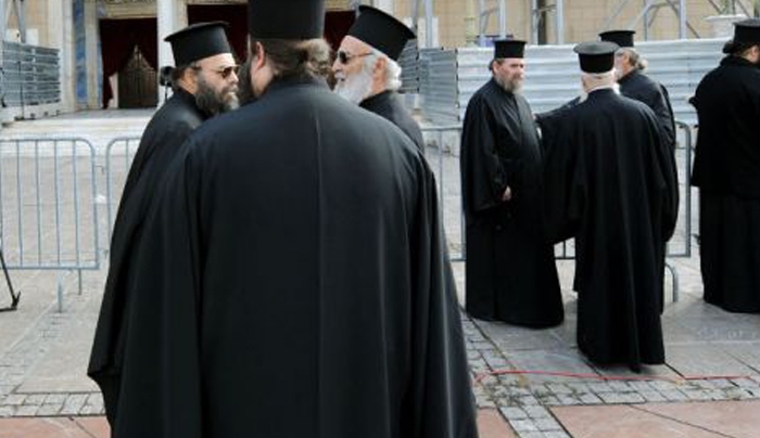 Σπείρα απατεώνων απέσπασε χιλιάδες ευρώ από ιερείς