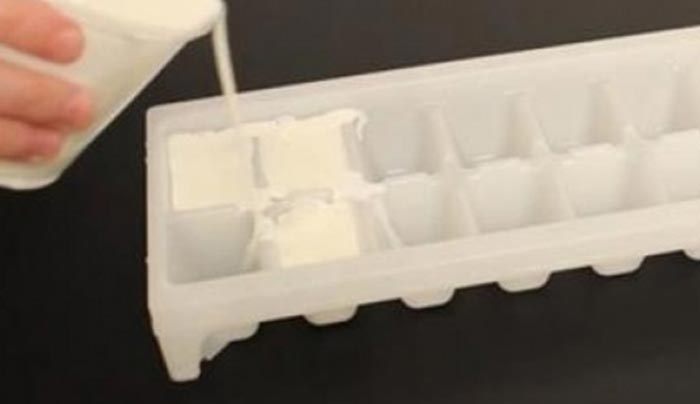 Έριξε γάλα σε παγοθήκη και έφτιαξε κάτι που δεν πάει ο νους σας! (Βίντεο)