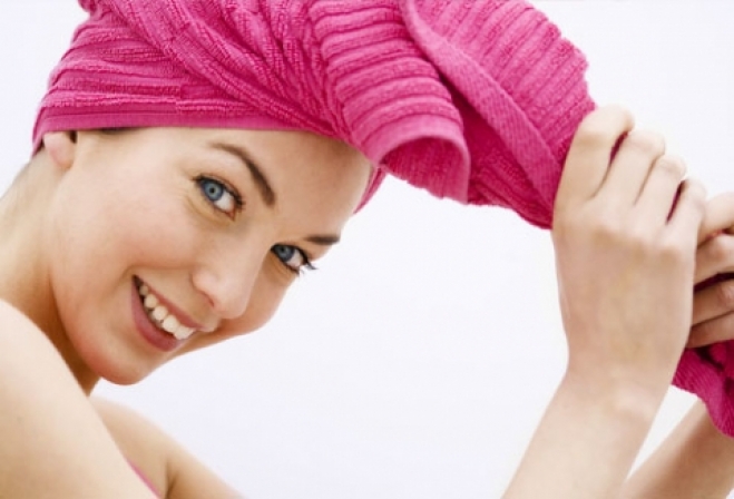 7 λάθη που κάνετε στεγνώνοντας-χτενίζοντας τα μαλλιά σας