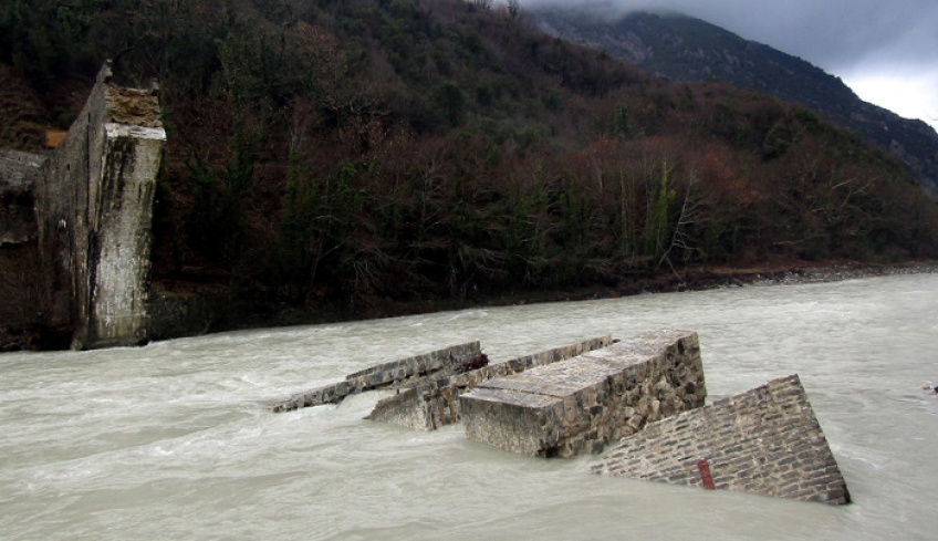 Αναστηλώθηκε το ιστορικό Γεφύρι της Πλάκας -Μπήκε ο τελευταίος θολίτης