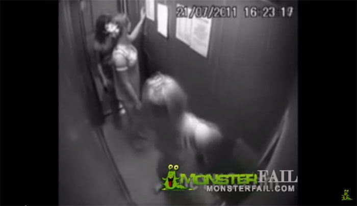 Τρία κορίτσια μπαίνουν στο Ασανσέρ! Δείτε τι της έπιασε να κάνουν η Κάμερα Ασφαλείας! (Video)