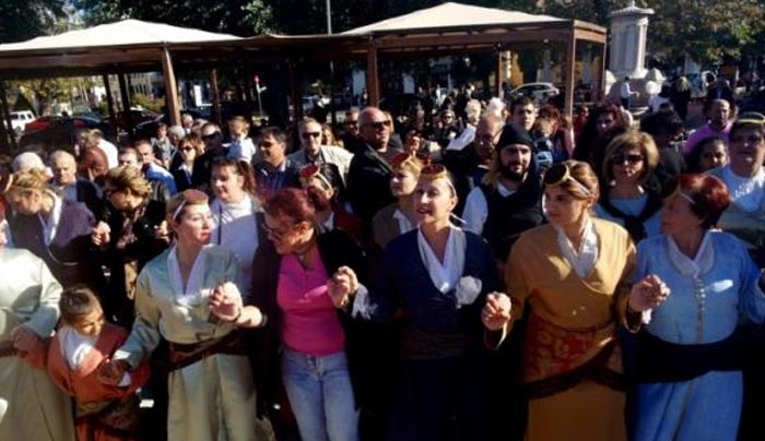 Πάνω από 200 Πόντιοι χόρεψαν στην πλατεία της Χίου - ΒΙΝΤΕΟ