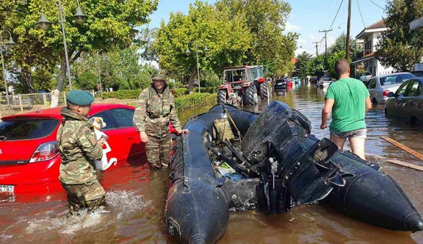 Συναγερμός στη Λάρισα, φόβοι ότι θα πλημμυρίσει ο Πηνειός εντός της πόλης – Συνεχίζεται ο απεγκλωβισμός κατοίκων από πλημμυρισμένες συνοικίες