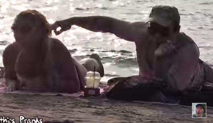Ο Έλληνας Πέφτουλας που τρελαίνει τις γυναίκες στην παραλία… Δείτε την αντίδραση τους!! (Βίντεο)