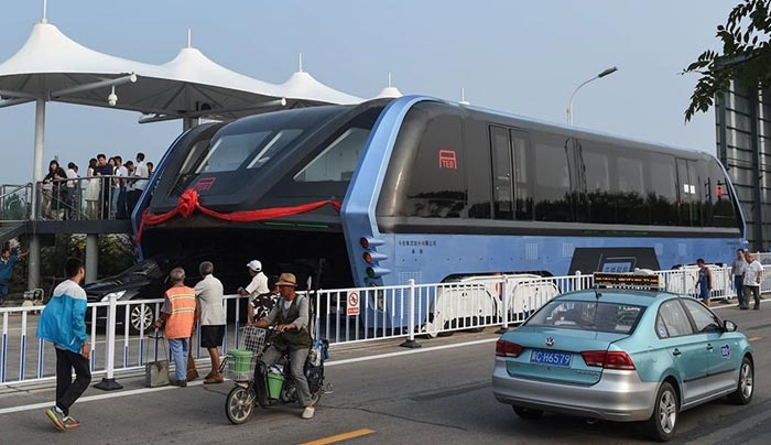 Στους δρόμους το &quot;υπερυψωμένο λεωφορείο&quot; της Κίνας - ΒΙΝΤΕΟ