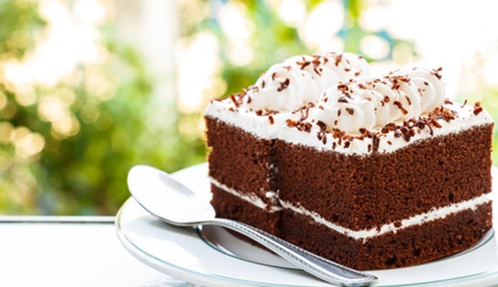 Σοκολατένιο κέικ με καφέ γεμιστό με λευκή κρέμα