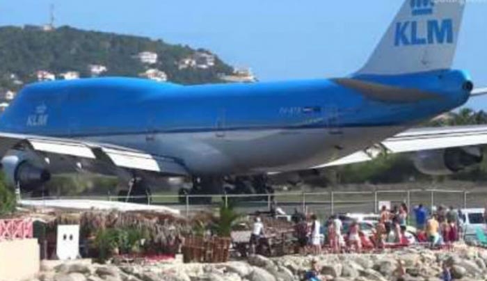 Το αεροπλάνο άνοιξε τις τουρμπίνες για απογείωση και εκτίναξε δεκάδες ανθρώπους στην παραλία! (βίντεο)