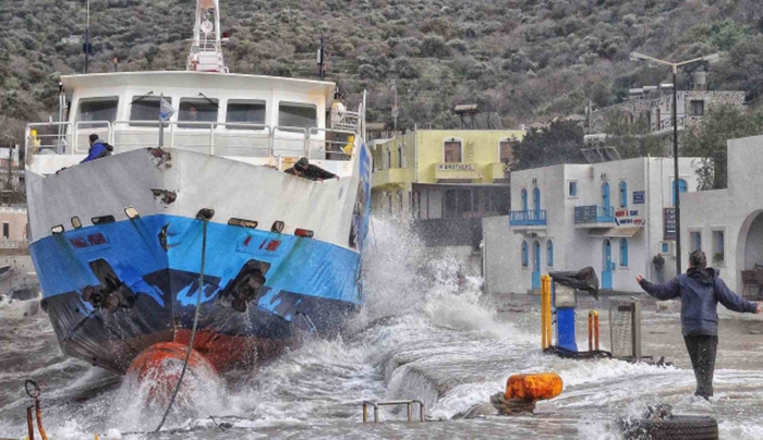 Νέες ΦΩΤΟ: Το πλοίο &quot;Παναγία Σπηλιανή&quot; κινδυνεύει αυτή τη στιγμή στο λιμάνι της Νισύρου (βίντεο)