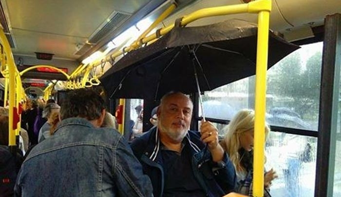 Απίστευτο: Άνοιξαν ομπρέλες μέσα σε λεωφορείο για να μην βρέχονται! [εικόνες]