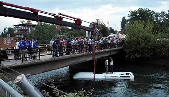 Τραγωδία στην Τουρκία: Πνίγηκαν 14 άνθρωποι σε σχολικό λεωφορείο που έπεσε σε ποτάμι (βίντεο)