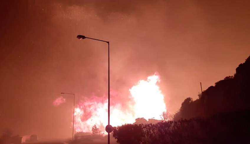 Συγκλονιστικό βίντεο από το φλεγόμενο Κιοτάρι – Η φωτιά απειλεί ξενοδοχεία