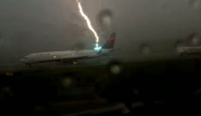 Βίντεο σοκ: Η στιγμή που κεραυνός χτυπάει αεροπλάνο!