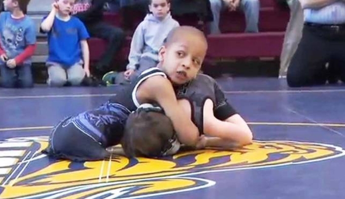 ΣΥΓΚΛΟΝΙΣΤΙΚΟ: Η ιστορία του 7χρονου παλαιστή χωρίς πόδια! (βίντεο)