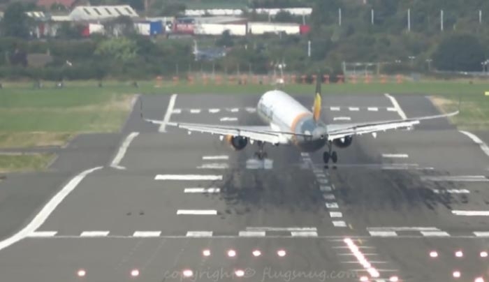 Η «μάχη» ενός Airbus A321 με τους ισχυρούς ανέμους για να προσγειωθεί (βίντεο)