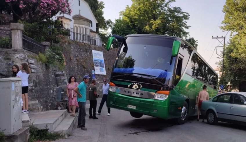 Πήλιο: Λεωφορείο πήρε κλειστή στροφή και «σηκώθηκε στον αέρα» στη Ζαγορά - Φωτογραφίες