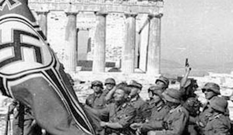 30 Μαΐου 1941: Όταν ο Μανώλης Γλέζος και ο Απόστολος Σάντας κατέβασαν τη ναζιστική σημαία από την Ακρόπολη