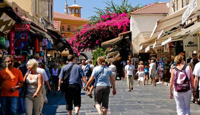 Φιλοδωρήματα 120 εκατ. ευρώ θα αφήσουν φέτος οι τουρίστες στην Ελλάδα -Ποιοι είναι οι πιο γενναιόδωροι