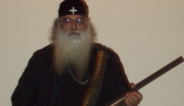 Κρήτη: Το ξέσπασμα του οπλισμένου ιερέα που σαρώνει το διαδίκτυο – Η μαντινάδα και το κείμενο φωτιά